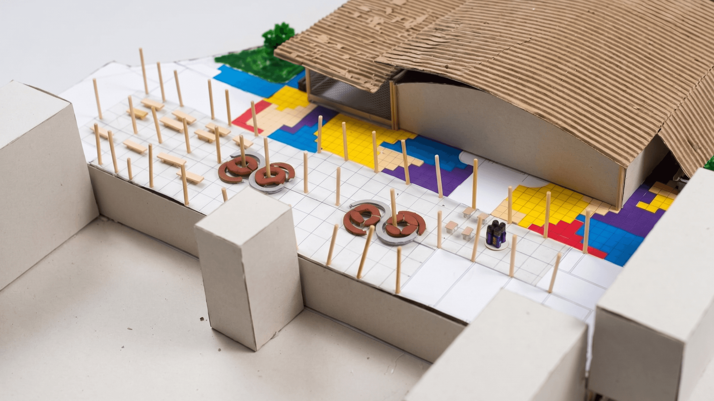 Fotografia aproximada mostrando detalhes construtivos da maquete física.